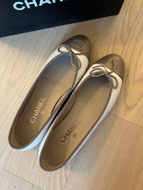 Chanel ballet flats in white and gold tip. Genuine Italian leather